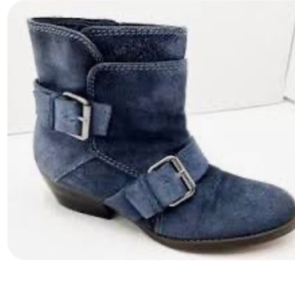 Blue suede Nine West booties!!